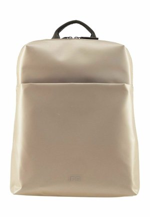 Sac à dos beige en matériau lisse et résistant à l'eau, avec un dessus zippé, une poche frontale et une robuste poignée de transport.