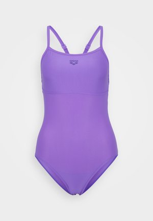 Bañador de una pieza morado con textura suave, tirantes delgados y corte alto en las piernas. Presenta un pequeño logo en el centro del frontal.