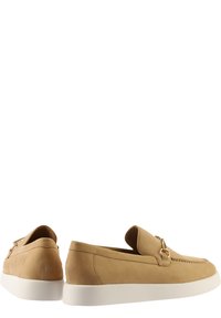 Hellbraune Lederloafers mit minimalistischem Design, ausgestattet mit einem niedrigen Absatz und weißer Gummisohle. Enthält eine goldfarbene Hardware-Akzent.