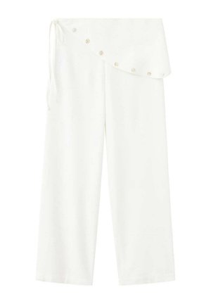Pantalones blancos de pierna ancha con cintura envolvente asimétrica, lazo lateral y una fila de botones a lo largo del borde superior.