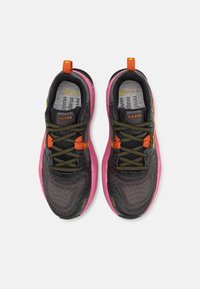 Scarpe sportive nere e rosa con tomaia in rete, accenti gialli e arancioni, lacci neri texturizzati e suola imbottita rosa.