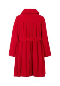 Rode geplooide jas met kraag, lange mouwen en een tailleceintuur, met twee knopen aan de voorkant. Gladde stof met een gestructureerd ontwerp.