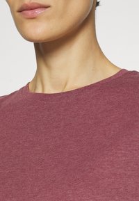 ONLY Play ONPDEEP LIFE OPEN BACK SHORT  - Printtipaita - windsor wine melange