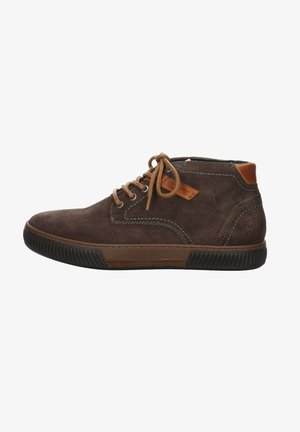 Sneaker mi-haut en suède marron avec des lacets beiges, des coutures contrastantes, une semelle en caoutchouc et une petite étiquette de marque en cuir sur le côté.