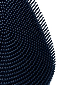 Gekrümmte Oberfläche dicht bedeckt mit gleichmäßig verteilten vertikalen dunklen zylindrischen Stiften, die ein strukturiertes Muster vor weißem Hintergrund erzeugen.