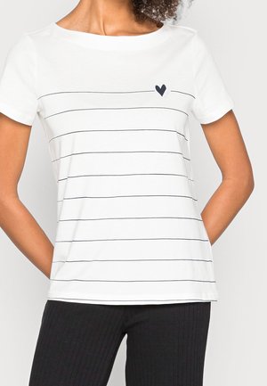 Wit gestreept T-shirt gemaakt van zachte katoen. Voorzien van korte mouwen, een ronde hals en een klein zwart hartje op de linkerborst.