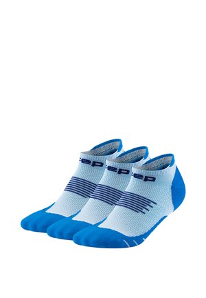 Drie paar laag uitgesneden sportsokken in blauw en wit met donkerblauwe strepen en een logo bij de enkel, naast elkaar gerangschikt.