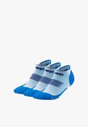 Tre paia di calzini sportivi a taglio basso in blu e bianco con strisce blu scuro e un logo vicino alla caviglia, disposti fianco a fianco.
