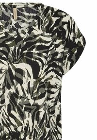 Haut blanc et noir à manches courtes avec un motif abstrait de zèbre, comprenant des nuances de vert et un tissu texturé. Design en V.