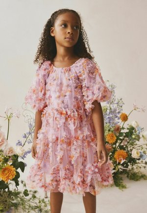 Vestido floral rosa con mangas y bajo con volantes, con vibrantes patrones de flores. Diseñado con un escote fruncido y capas translúcidas.