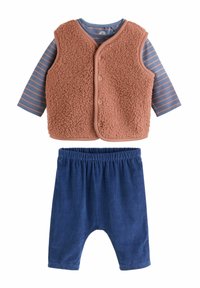Conjunto para niño pequeño con camisa de manga larga a rayas azules y marrones, chaleco de forro polar marrón con botones y pantalones azules de cintura elástica.