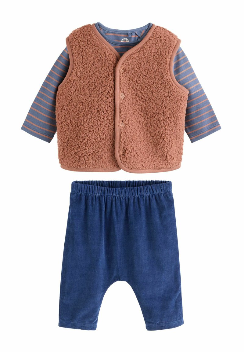 Conjunto para niño pequeño con camisa de manga larga a rayas azules y marrones, chaleco de forro polar marrón con botones y pantalones azules de cintura elástica.