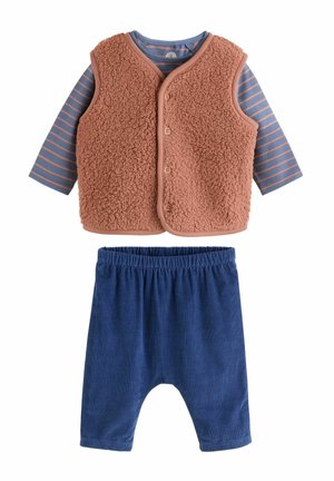 Kleinkinderoutfit mit langärmligem Shirt in blau-braunem Streifenmuster, brauner gefütterter Weste mit Knöpfen und blauen elastischen Hosen.