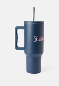 Tumblers tumšā zilā krāsā ar izolāciju, ar rozā logo, izturīgu rokturi un taisnu salmiņu. Gluda matēta virsma, cilindriskā forma un plaša pamatne.