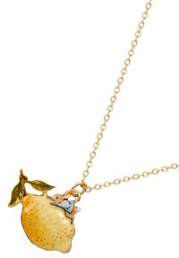 Gouden ketting met een hanger van een gele citroen en een klein konijntje dat een blauw hemd draagt en de citroen omhelst naast groene bladeren.