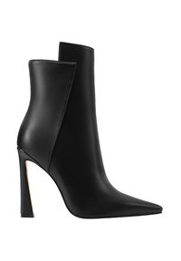 Stivale in pelle nera alla caviglia con punta appuntita, alto tacco a stiletto e un design minimalista con dettaglio intagliato laterale.