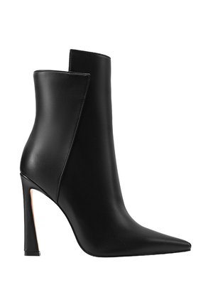 Stivale in pelle nera alla caviglia con punta appuntita, alto tacco a stiletto e un design minimalista con dettaglio intagliato laterale.