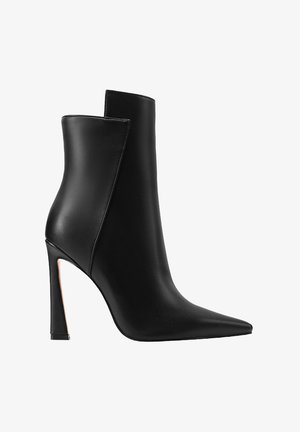 Stivale in pelle nera alla caviglia con punta appuntita, alto tacco a stiletto e un design minimalista con dettaglio intagliato laterale.