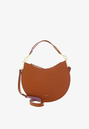 Borsa a mezzaluna di pelle marrone con manico superiore, tracolla regolabile, ferrature dorate e chiusura con cerniera.