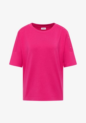 Chemise rose vif à manches courtes avec encolure ronde et boutons-pression le long de l'épaule gauche et de la manche, étiquetée "CECIL" à l'intérieur du col.