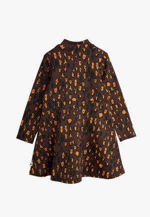 Brun klänning med långa ärmar, prydd med ett heltryck av leopardmönster i svart och orange. Enkelt design med en något utsvängd kjol.