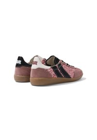 Paire de baskets basses roses et noires avec semelles en gomme et languettes de talon blanches et noires, vues d’un angle arrière latéral sur fond blanc.