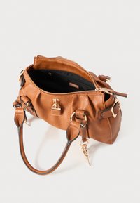Braune Lederhandtasche mit einem oberen Reißverschluss, schwarz gefüttertem Innenraum, zwei kurzen Griffen und goldfarbenen Hardware-Details. Enthält einen dekorativen Schlüsselanhänger.