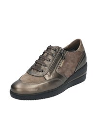 Baskets en cuir bronze avec des accents en daim brun texturé, fermeture à lacets, fermeture éclair sur le côté et une semelle en caoutchouc noir durable.