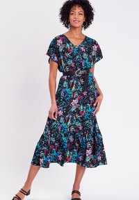 Blumiges Maxikleid mit kurzen Ärmeln, schwarzem Hintergrund, buntem Blumenmuster, tailliertem Schnitt mit Gürtel und einem Rüschensaum.