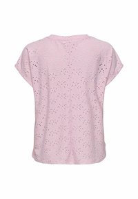 Jasnoróżowa bluzka z krótkim rękawem z ażurowym wzorem z koronki i okrągłym dekoltem, pokazana od tyłu.