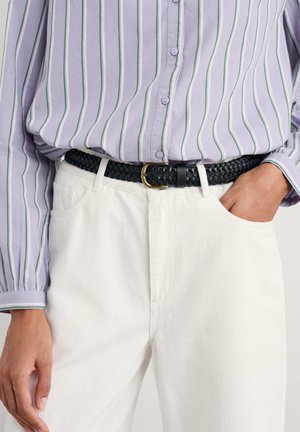 Schwarzer geflochtener Ledergürtel mit einer goldenen Schnalle, getragen über einem helllila gestreiften Hemd und weißen Hosen, was einen strukturierten, lässigen Look zur Schau stellt.