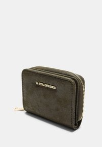 Portafoglio in suede verde oliva con chiusura a zip, logo in tono oro e accenti di cucitura visibili. Design compatto rettangolare con superficie texturizzata.