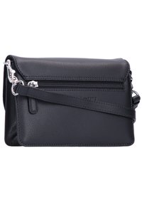 Borsa a tracolla in pelle nera con texture, dotata di rifiniture in metallo color argento, tasca con cerniera e tracolla regolabile. Forma rettangolare con linee pulite.