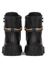 Botine negre din piele cu talpă robustă din cauciuc, având accente metalice sub formă de lanț în jurul gleznei și o textură netedă.