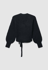 Maglione nero lavorato a maglia con un motivo a diamante texture, maniche a sbuffo e orlo corto con legature laterali. Vista posteriore, con polsini a costine.