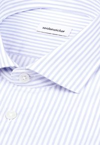 Chemise à rayures bleu clair et blanches avec un col classique et des boutons blancs, étiquetée "seidensticker" à l'intérieur du col.