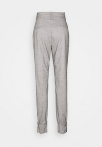 Pantaloni grigi su misura con vestibilità dritta, orli con risvolto e texture liscia. Presentano due tasche posteriori e un design della vita pulito.