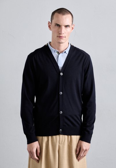 Dunkelblauer Cardigan aus weichem Strickmaterial, mit V-Ausschnitt, fünf Knöpfen und einem kontrastierenden, mehrfarbigen Akzent am Kragen.