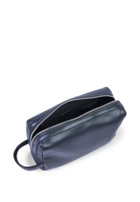 Pochette in pelle blu navy con chiusura a zip superiore, superficie liscia, forma rettangolare e manico laterale per un facile trasporto.