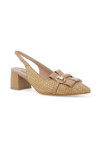 Scarpa slingback beige con texture di paglia intrecciata, punta affusolata, fiocco decorativo e dettagli in metallo dorato, poggiata su un tacco quadrato basso.