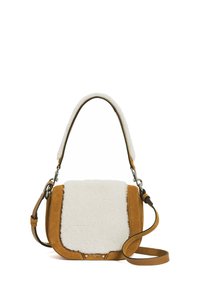 Borsa a mano in suede marrone con pattina in shearling bianco, tracolla regolabile e dettagli in metallo. Design compatto e strutturato.
