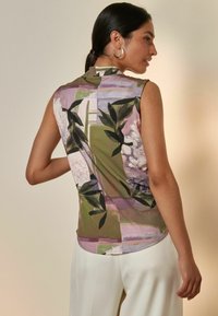 Next V-NECK SLEEVELESS - REGULAR FIT - Bluză - green patch print