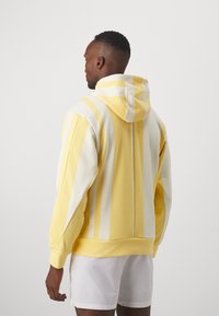 Nike Performance Mikina s kapucňou - topaz gold/coconut milk