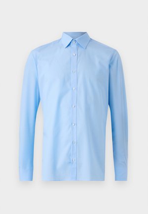 Camisa de manga longa azul clara feita de algodão. Apresenta um colarinho clássico e fecho com botões na frente. Textura suave com um corte ajustado.