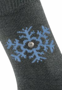 Calza di lana grigia con un design a fiocco di neve blu e un'etichetta circolare argento con la scritta "Burlington The Original". Texture morbida.