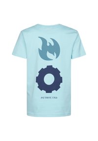 Camiseta de algodón de color azul claro con un gran gráfico de una llama de color azul oscuro y un ícono de engranaje en la parte posterior, con el texto "PETROL IND" debajo.