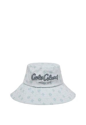 Lichtblauwe emmerhoed met klein logo patroon en geborduurde tekst "Carlo Colucci Milano 1978" aan de voorkant.