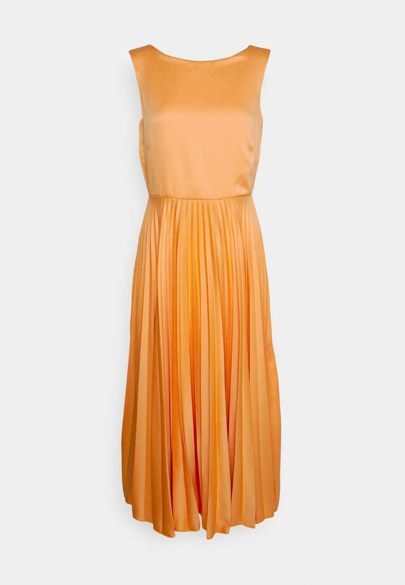 Robe sans manches, longueur genou, en satin orange doux avec une jupe plissée et un décolleté arrondi, présentant un corsage ajusté et une silhouette fluide.