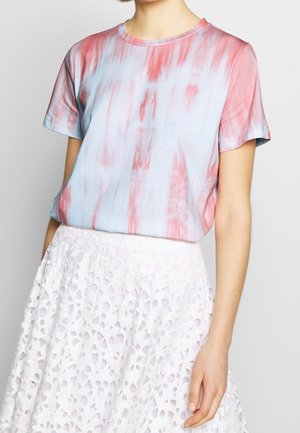 Short-sleeve t-shirt in blue and pink tie-dye pattern, made of soft cotton, paired with a white floral lace skirt featuring cut-out designs.