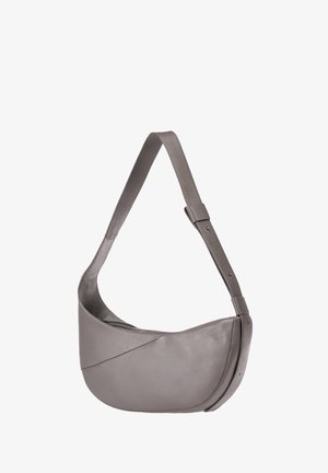 Graue Leder-Umhängetasche mit geschwungenem Design, ausgestattet mit einem breiten Tragegurt und diagonalen Nähte. Glatte Textur mit minimalem Zubehör.